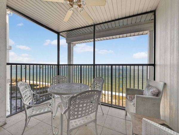 Exquisite Sanibel Island Retreat with Stunning Bay Views