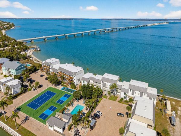 Exquisite Sanibel Island Retreat with Stunning Bay Views