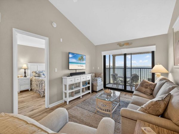 Exquisite Sanibel Island Retreat with Stunning Bay Views