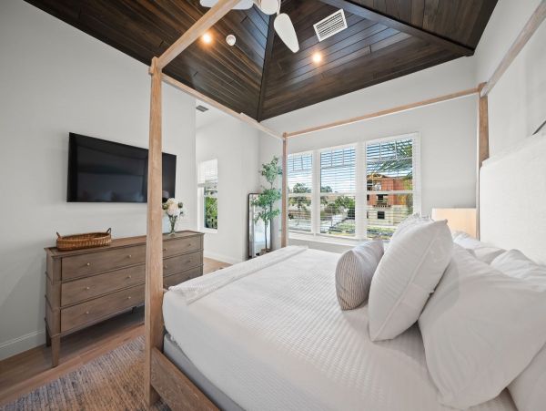Luxury Waterfront Vacation Home  Siesta Key 4-Bedroom Rental with Pool & Spa