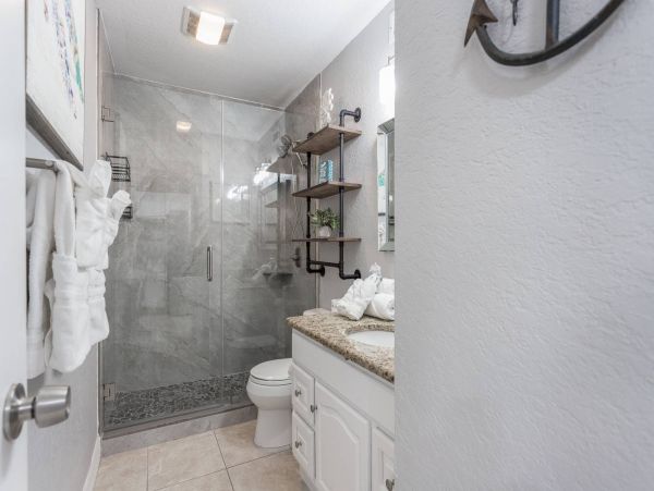 Siesta Key Lovely 2 Bedroom Condo Walk to Beach
