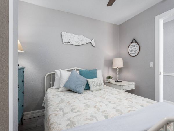 Siesta Key Lovely 2 Bedroom Condo Walk to Beach
