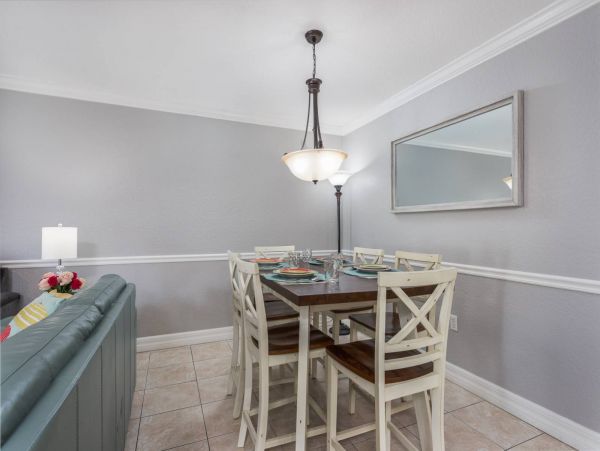 Siesta Key Lovely 2 Bedroom Condo Walk to Beach