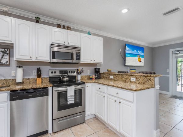 Siesta Key Lovely 2 Bedroom Condo Walk to Beach