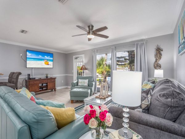 Siesta Key Lovely 2 Bedroom Condo Walk to Beach