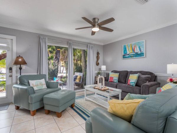 Siesta Key Lovely 2 Bedroom Condo Walk to Beach