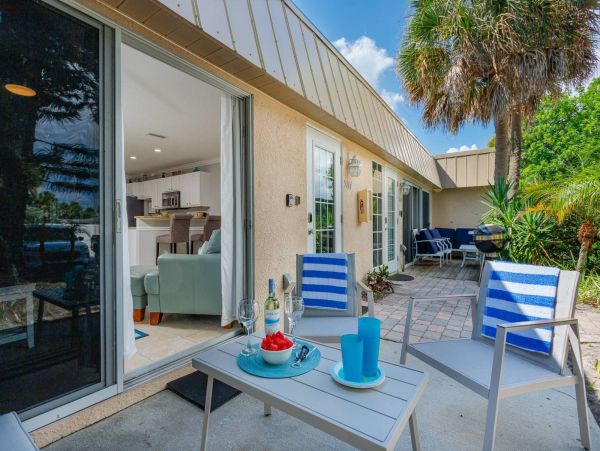 Siesta Key Lovely 2 Bedroom Condo Walk to Beach