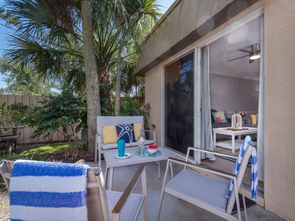 Siesta Key Lovely 2 Bedroom Condo Walk to Beach