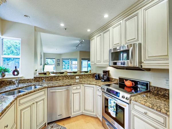 Luxury Condo Short Walk to SK Beach 2 Pools Tennis Fitness