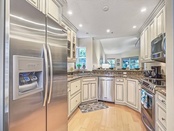 Luxury Condo Short Walk to SK Beach 2 Pools Tennis Fitness