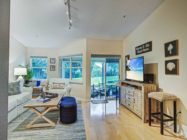 Luxury Condo Short Walk to SK Beach 2 Pools Tennis Fitness