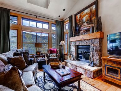 Beaver Creek 3 Bedroom + Den Townhome Sleeps 8 Walk to Lift