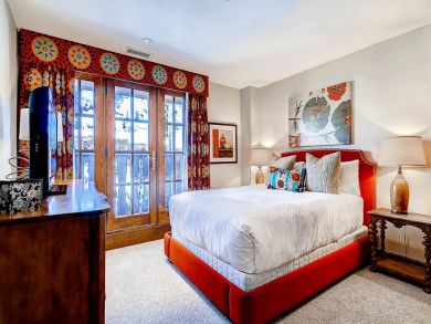 Luxury Three Bedroom Ski Villa in Avon Shuttle to Lift