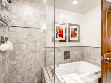Luxury Three Bedroom Ski Villa in Avon Shuttle to Lift