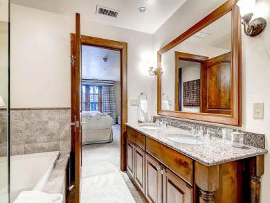 Luxury Three Bedroom Ski Villa in Avon Shuttle to Lift