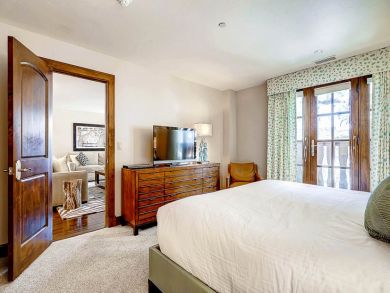 Luxury Three Bedroom Ski Villa in Avon Shuttle to Lift