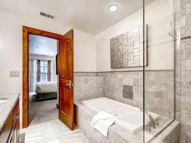 Luxury Three Bedroom Ski Villa in Avon Shuttle to Lift