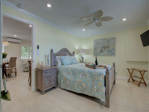 Siesta Key Vacation Condo One Bedroom Walk to Beach Sleeps 4