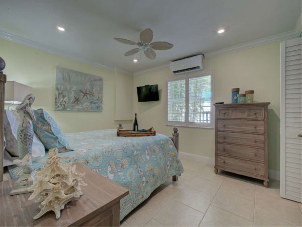Siesta Key Vacation Condo One Bedroom Walk to Beach Sleeps 4