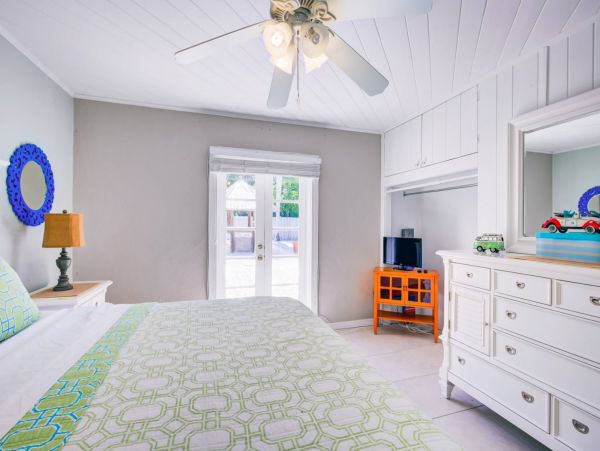Three Bedroom Home With Pool and Tiki Bar Close to Beach