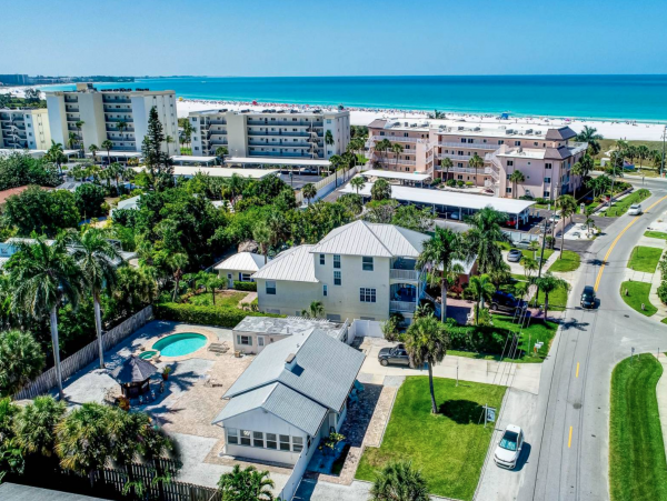 Three Bedroom Home With Pool and Tiki Bar Close to Beach