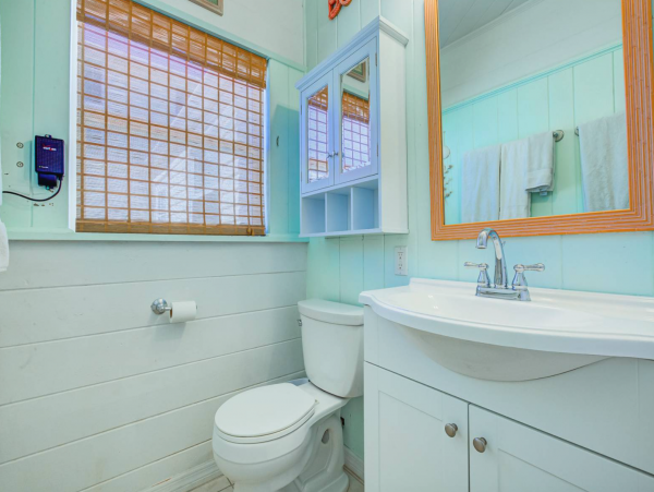 Three Bedroom Home With Pool and Tiki Bar Close to Beach