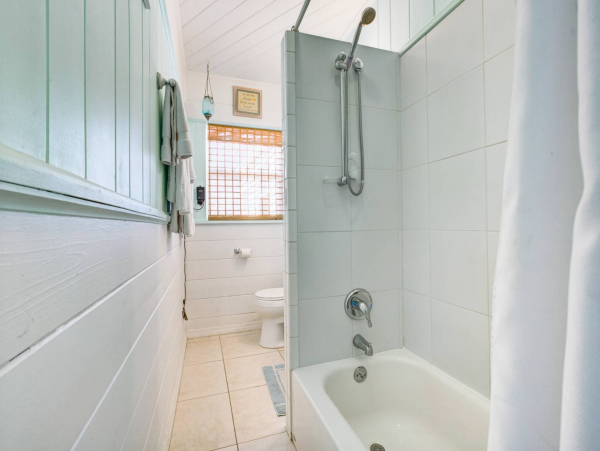 Three Bedroom Home With Pool and Tiki Bar Close to Beach