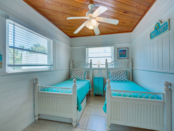 Three Bedroom Home With Pool and Tiki Bar Close to Beach