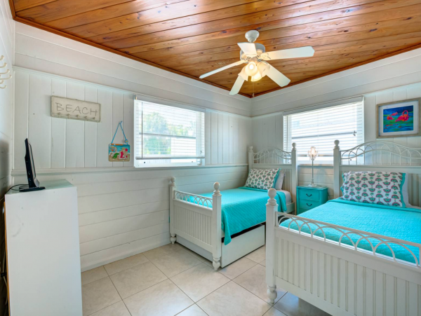 Three Bedroom Home With Pool and Tiki Bar Close to Beach
