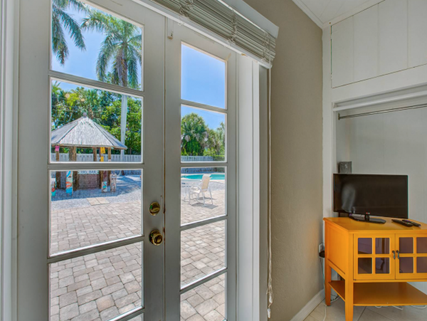 Three Bedroom Home With Pool and Tiki Bar Close to Beach