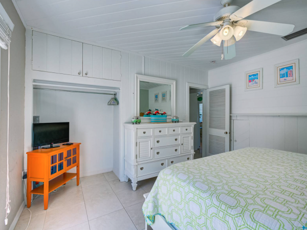Three Bedroom Home With Pool and Tiki Bar Close to Beach