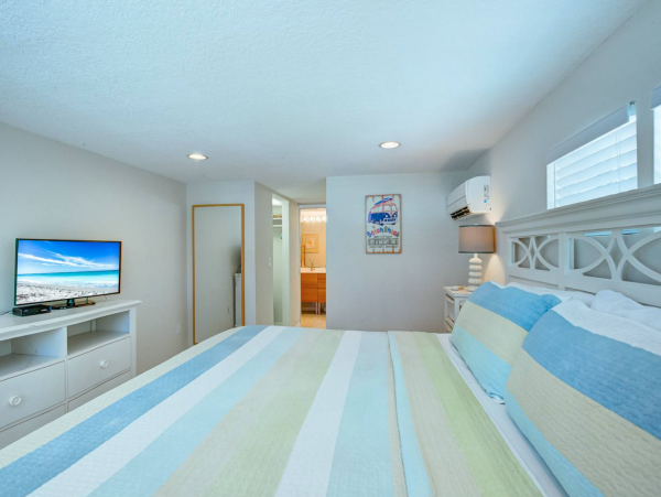 Three Bedroom Home With Pool and Tiki Bar Close to Beach