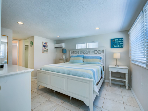 Three Bedroom Home With Pool and Tiki Bar Close to Beach