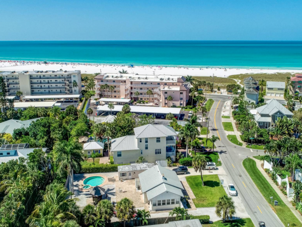 Three Bedroom Home With Pool and Tiki Bar Close to Beach