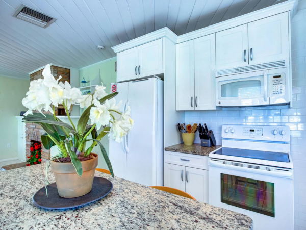 Three Bedroom Home With Pool and Tiki Bar Close to Beach