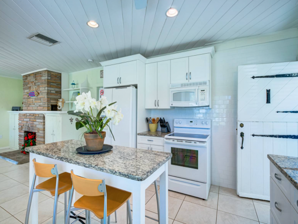 Three Bedroom Home With Pool and Tiki Bar Close to Beach