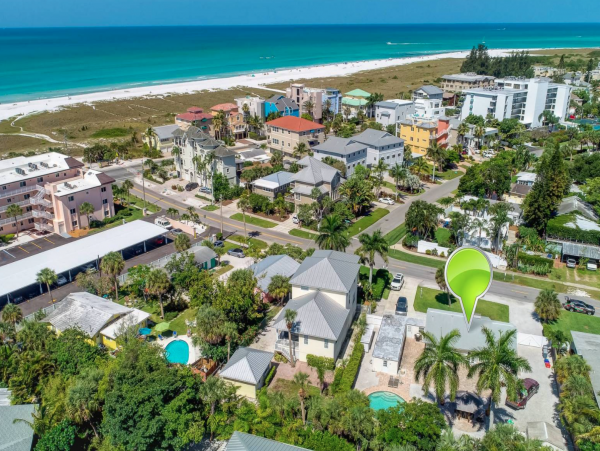 Three Bedroom Home With Pool and Tiki Bar Close to Beach