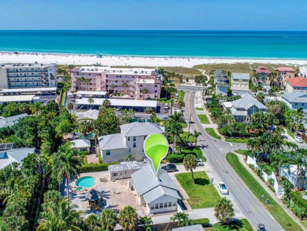 Three Bedroom Home With Pool and Tiki Bar Close to Beach