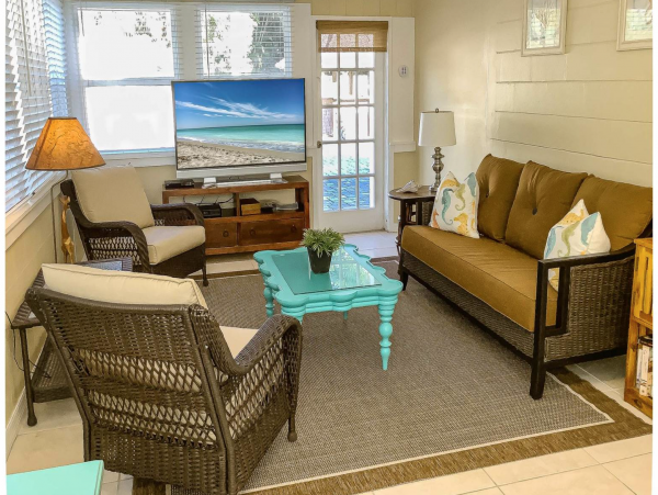 Three Bedroom Home With Pool and Tiki Bar Close to Beach