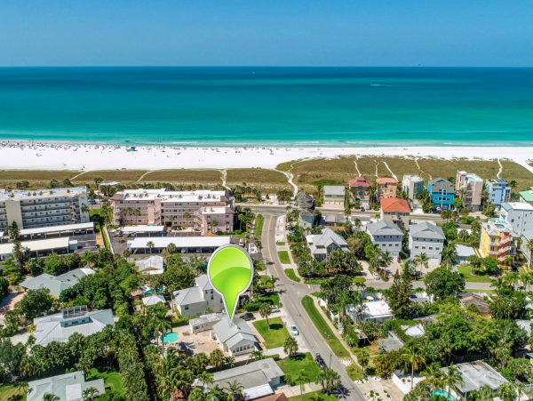 Three Bedroom Home With Pool and Tiki Bar Close to Beach