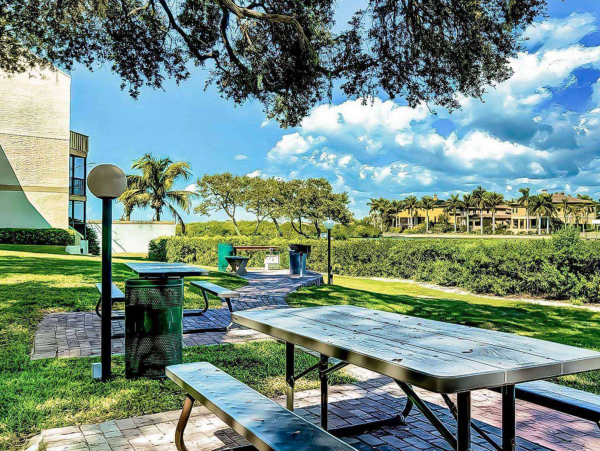 Siesta Key 2 Bedroom Condo Short Walk to Beach
