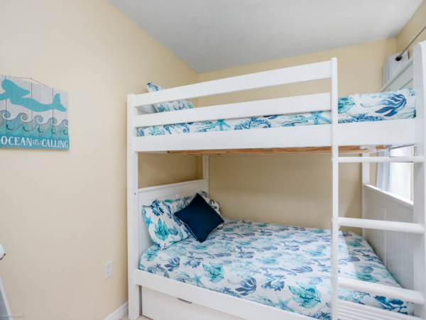 Siesta Key 2 Bedroom Condo Short Walk to Beach