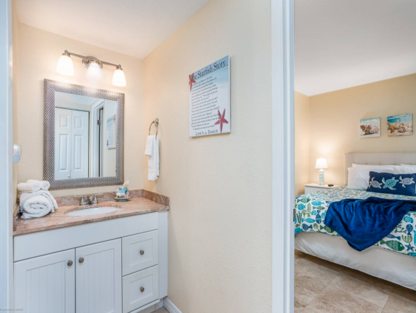 Siesta Key 2 Bedroom Condo Short Walk to Beach