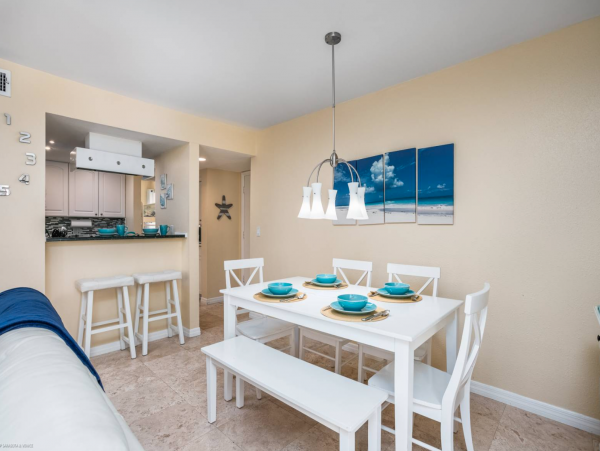 Siesta Key 2 Bedroom Condo Short Walk to Beach
