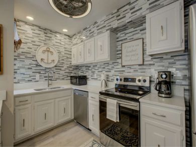Fresh Remodel Short Walk to Crescent Beach!