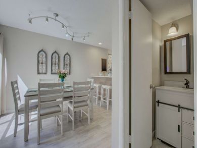 Fresh Remodel Short Walk to Crescent Beach!