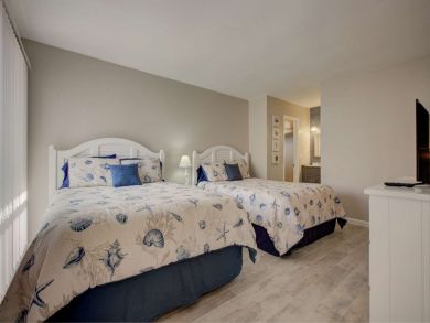 Fresh Remodel Short Walk to Crescent Beach!