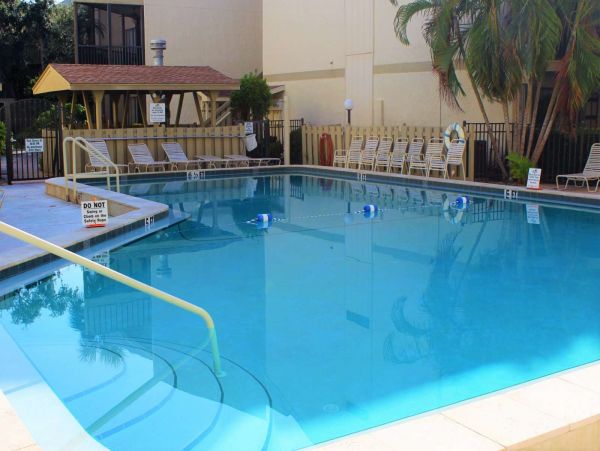 Short Walk to Beach Siesta Key Vacation Condo Pool View