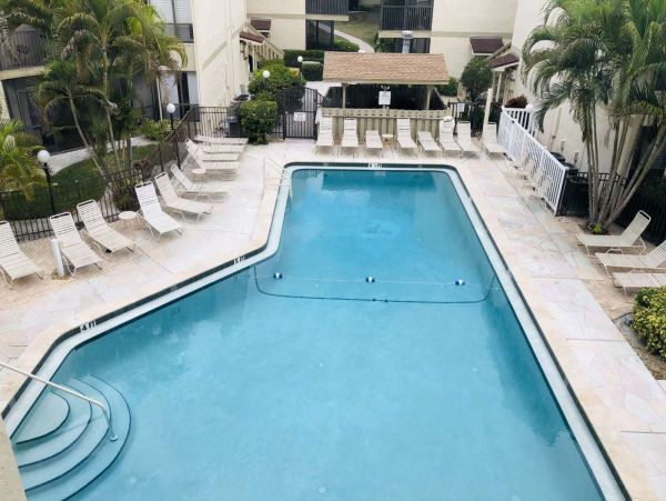 Short Walk to Beach Siesta Key Vacation Condo Pool View