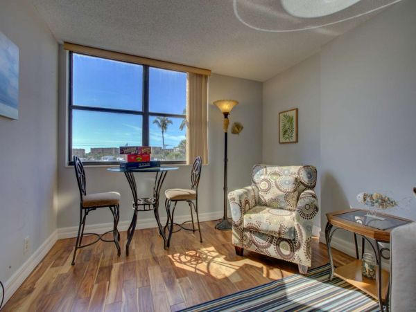 Short Walk to Beach Siesta Key Vacation Condo